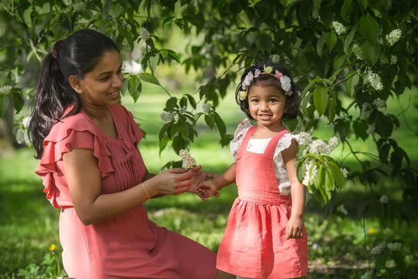 Uma Mulher Muito Morena Está Andando Com Sua Filha Parque — Fotografia de Stock