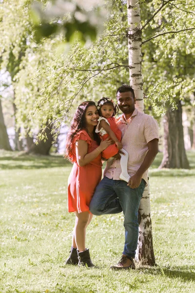 Feliz Familia Asiática Con Una Niña Parque —  Fotos de Stock