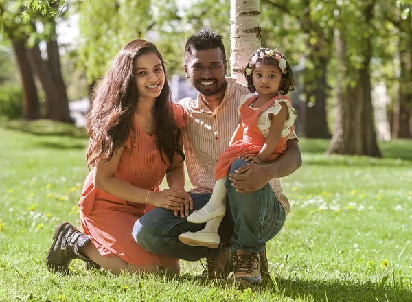 Casal Feliz Com Uma Filha Parque Verão — Fotografia de Stock