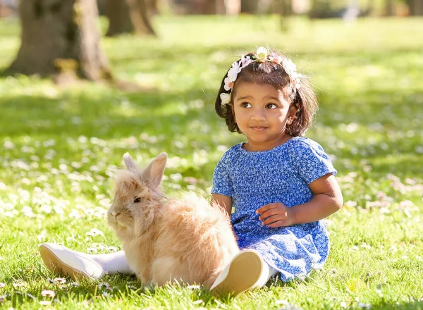 Una Niña Pequeña Está Sentada Con Conejo Sobre Hierba Verde — Foto de Stock