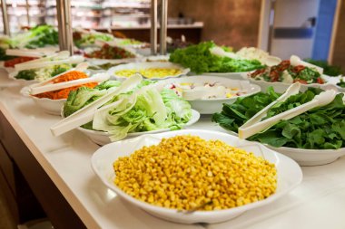 Açık büfede taze sebze ve otlar