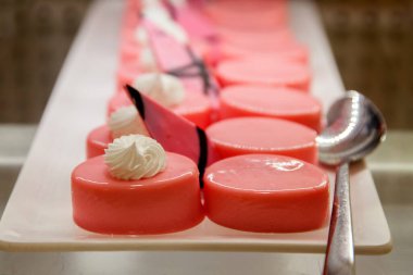 Nefsi hizmet yemeğinde tatlı pembe kekler.