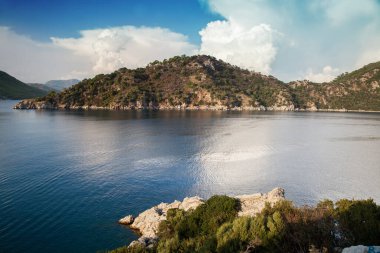 Marmaris Körfezi 'ndeki kayalık sahil