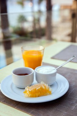 Türk otelinde sağlıklı bir kahvaltı.