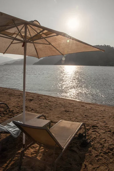 Een Zon Paraplu Lounges Kust Van Zee Turkije — Stockfoto