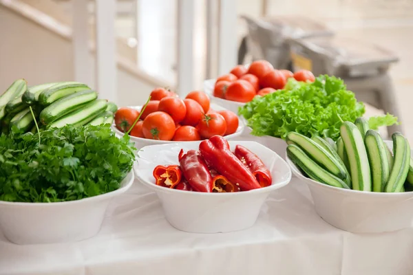 Légumes Frais Sur Table Avec Nappe Blanche — Photo