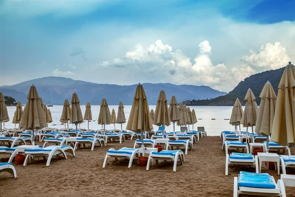 Chaises Longues Parasols Sur Plage — Photo