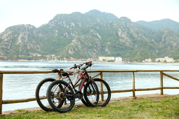 Zwei Fahrräder Zaun Mittelmeerstadt Angebunden — Stockfoto