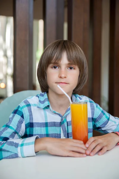 Ein Junge Trinkt Sommer Koktail — Stockfoto