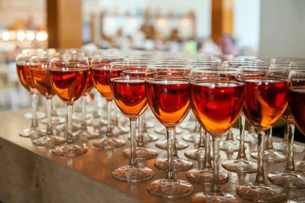 レストランのテーブルの上にピンクのワインのグラス — ストック写真
