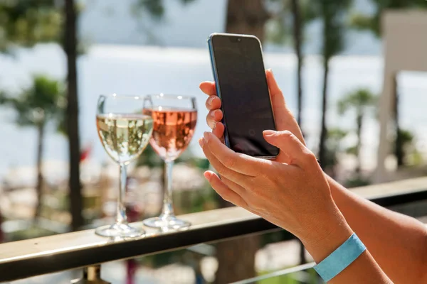 Una Mujer Está Tomando Fotos Vidrios Por Teléfono Móvil — Foto de Stock