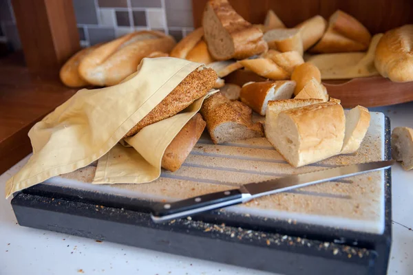 Une Planche Découper Avec Pain Sur Table Self Service Image En Vente