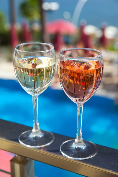 Deux Verres Vin Rose Blanc Bord Piscine Photo De Stock