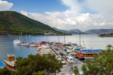Icmeler, Türkiye - OCT 13, 2018: İskelede tatil kruvazörleri