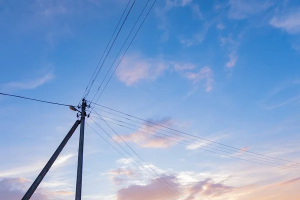 Mast mit Elektrodrähten gegen den Himmel — Stockfoto