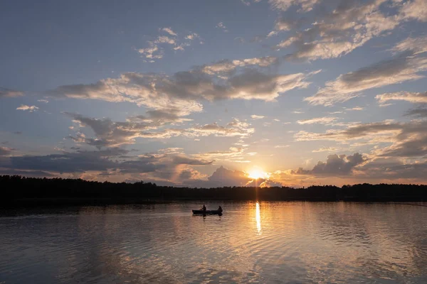 Krásný letní západ slunce na jezeře s plovoucí lodí s lidmi — Stock fotografie