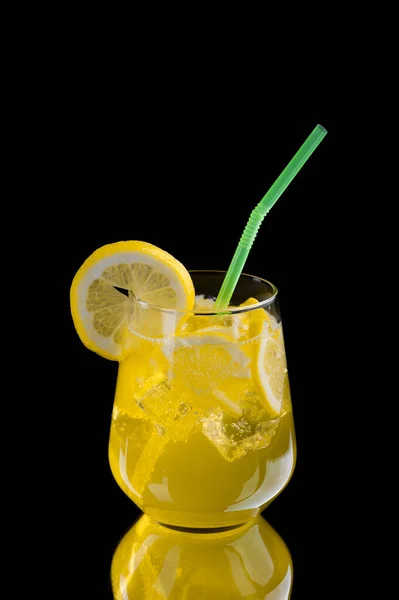 Refreshing lemonade with lemon slices and ice cubes on black background — Stock Photo, Image