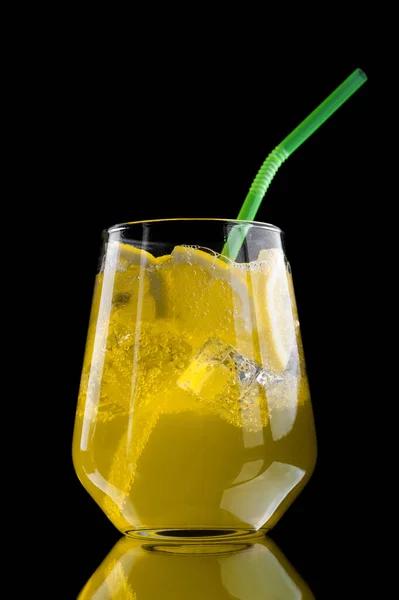 Refreshing lemonade with lemon slices and ice cubes on black background — Stock Photo, Image