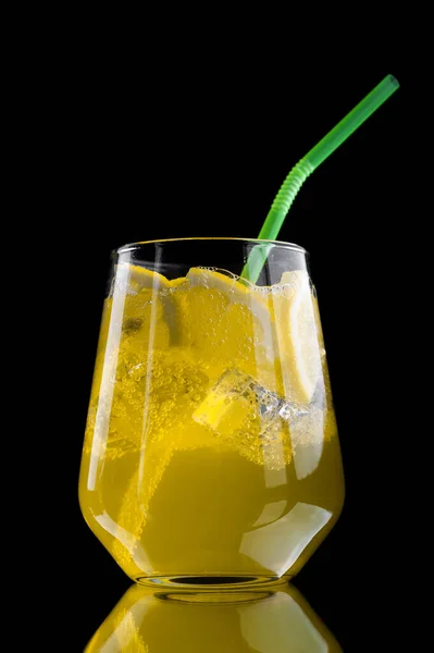 Refrescante limonada con rodajas de limón y cubitos de hielo sobre fondo negro — Foto de Stock