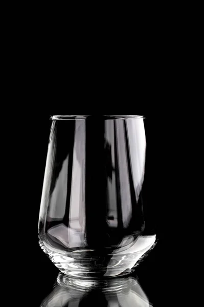 Siyah arkaplan üzerinde röfleler olan boş cam deney şişesi Stok Resim