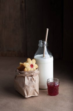 Kurabiye, ahududu reçeli ve sütle