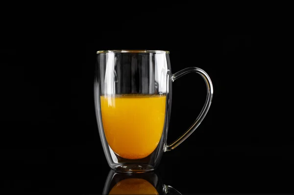 Léčivé moře rakytník čaj na černém pozadí — Stock fotografie