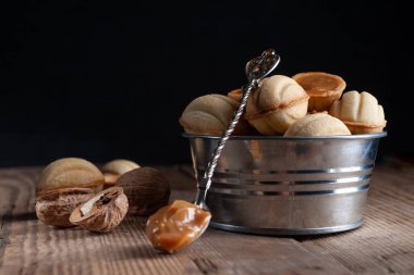  Eski ahşap arka planda karamel kaplı çerezler.