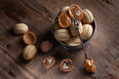  Eski ahşap arka planda karamel kaplı çerezler.