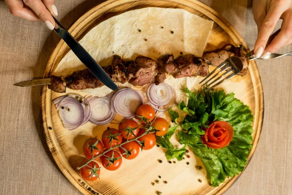 Tabakta sulu etli barbekü şişleri, tahtada sebzeler