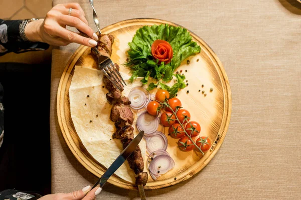 Tabakta sulu etli barbekü şişleri, tahtada sebzeler