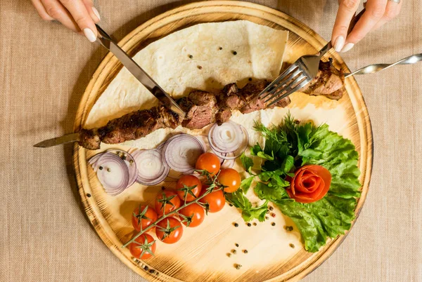 Tabakta sulu etli barbekü şişleri, tahtada sebzeler