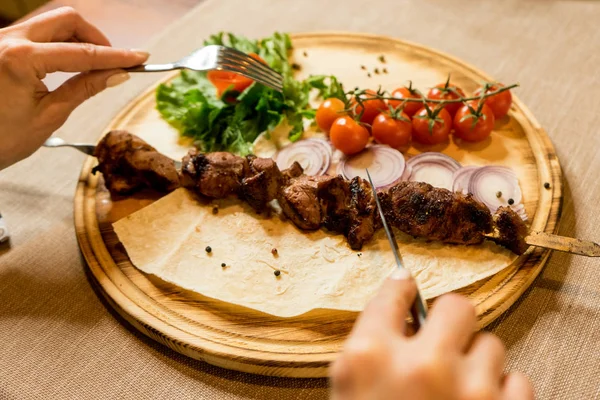 Tabakta sulu etli barbekü şişleri, tahtada sebzeler