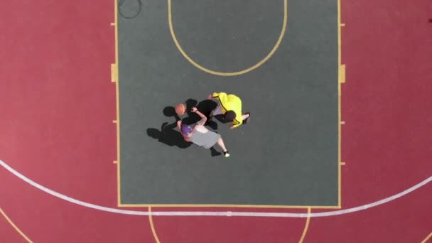 Vista Aérea Dos Jóvenes Amigos Jugando Baloncesto Cancha Aire Libre — Vídeo de stock