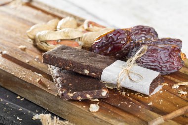 İncir ve fındık lezzetli çiğ barlar yakın çekim