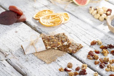 Lezzetli bir ham meyve ve fındık çubuklardan yapmak için malzemeler 