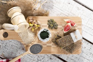 Lezzetli bir ham meyve ve fındık çubuklardan ahşap kesme tahtası üzerinde yapmak için malzemelerin üstten görünüm