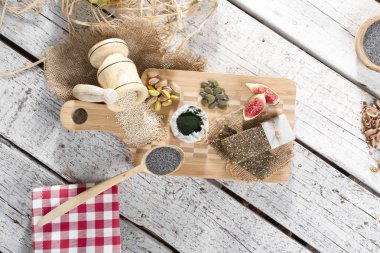 Lezzetli bir ham meyve ve fındık çubuklardan ahşap kesme tahtası üzerinde yapmak için malzemelerin üstten görünüm