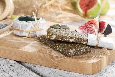 Lezzetli bir ham meyve ve fındık çubuklardan yapmak için malzemeler 