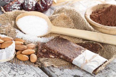 Lezzetli bir ham meyve ve fındık çubuklardan yapmak için malzemeler 