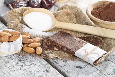 Lezzetli bir ham meyve ve fındık çubuklardan yapmak için malzemeler 