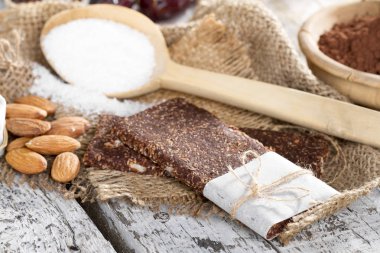 Lezzetli bir ham meyve ve fındık çubuklardan yapmak için malzemeler 