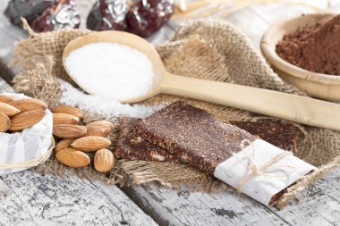 Lezzetli bir ham meyve ve fındık çubuklardan yapmak için malzemeler 