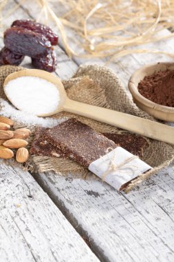 Lezzetli bir ham meyve ve fındık çubuklardan yapmak için malzemeler 