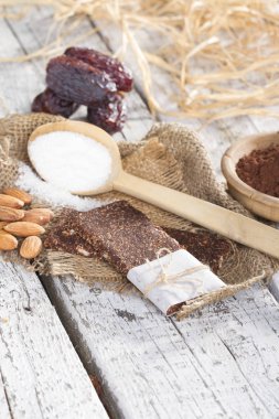 Lezzetli bir ham meyve ve fındık çubuklardan yapmak için malzemeler 