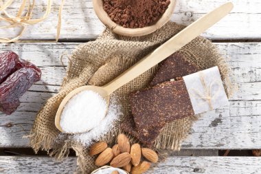 Lezzetli bir ham meyve ve fındık çubuklardan yapmak için malzemeler 