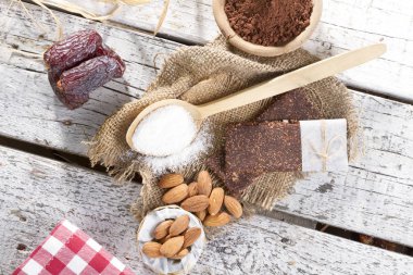 Lezzetli bir ham meyve ve fındık çubuklardan yapmak için malzemeler 