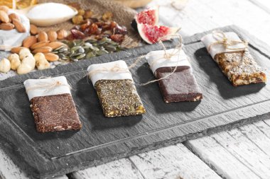 Meyve ve fındık lezzetli çiğ barlar yakın çekim