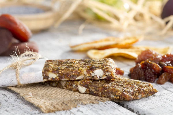 Close Van Lekkere Rauwe Bars Uit Vruchten Noten Houten Tafel — Stockfoto