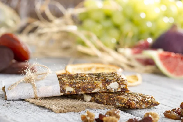 Close Van Lekkere Rauwe Bars Uit Vruchten Noten Houten Tafel — Stockfoto