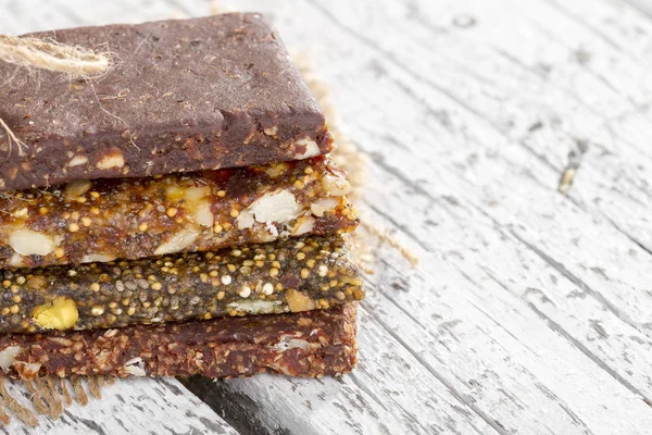 Close Van Lekkere Rauwe Bars Uit Vruchten Noten Houten Achtergrond — Stockfoto